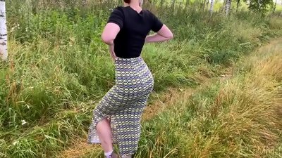 Si misis ay sumisipsip ng titi sa kalye at nakipagtalik sa dulo sa kanyang puwet. CleoModel Russian porn